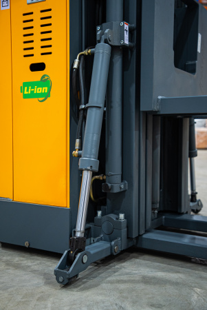 Штабелер самоходный 1,5 т 6,5 м TOR CDD15C Li-ion с кабиной 24/300 В/Ач